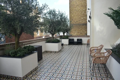 Sol carrelé d’un patio extérieur